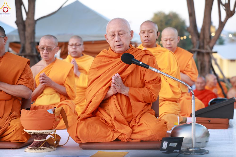 ภาพ No.284196:วันเสาร์ที่ 20 ธันวาคม พ.ศ.2568  พิธีตักบาตรพระ 10,000 รูป เนื่องในโอกาส 194 ปี จังหวัดกาญจนบุรี และอุทิศส่วนกุศลให้แด่บรรพชนทั้งหลาย บริเวณถนนสองแคว (Skywalk) เมืองกาญจนบุรี