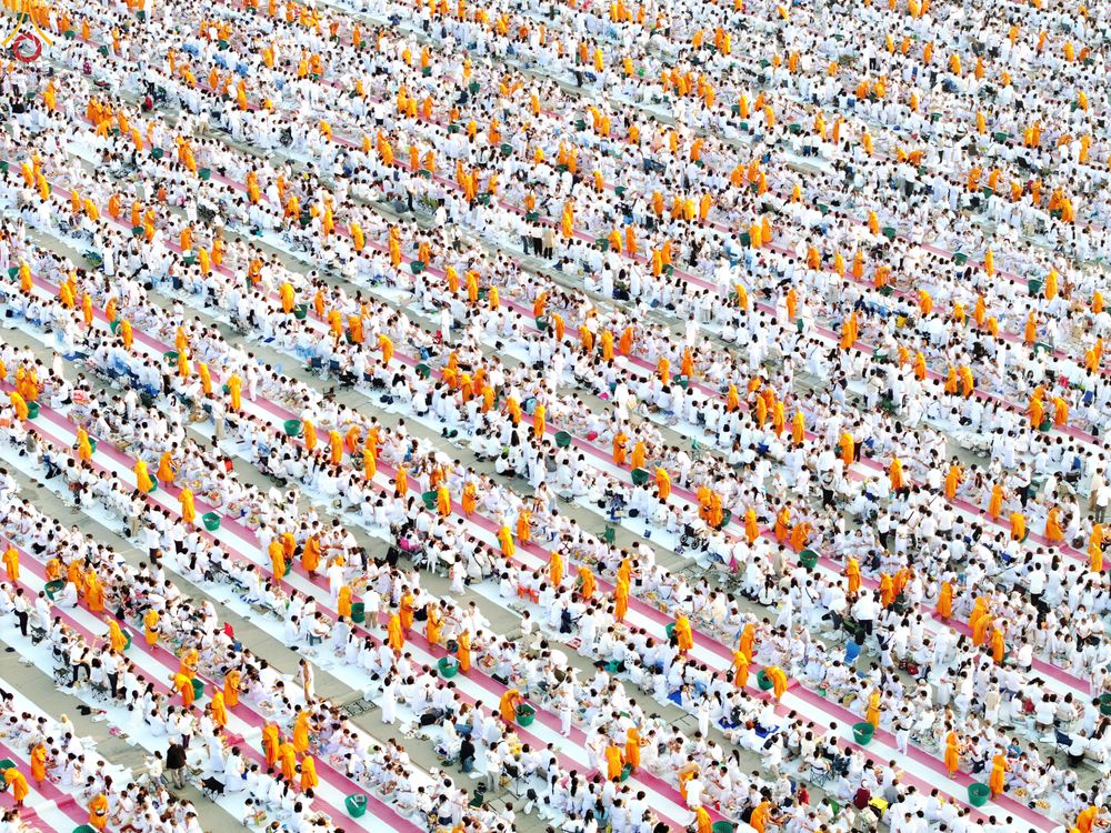 ภาพ No.279899:วันที่ 1 มกราคม พ.ศ.2569 พิธีตักบาตรในวันขึ้นปีใหม่ ณ ลานธรรม วัดพระธรรมกาย