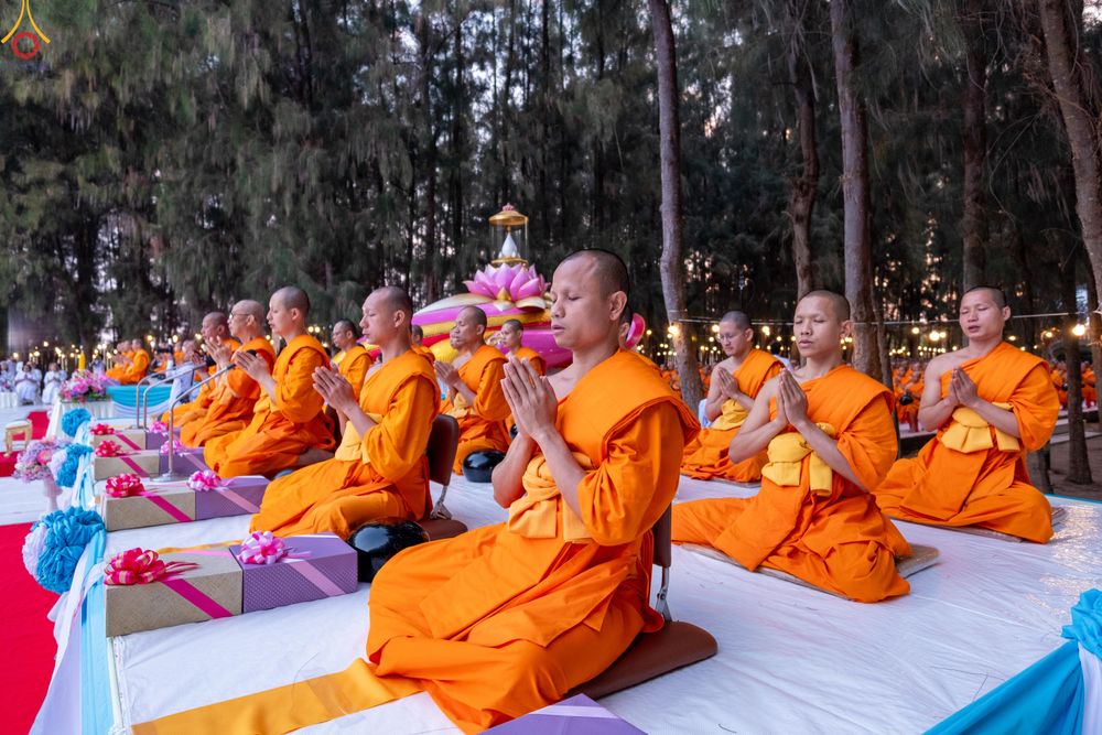 ภาพ No.289217:วันที่ 7 มกราคม พ.ศ. 2569 พิธีตักบาตรพระธรรมยาตรา ณ อนุสรณ์สถานลำดับที่ 1 สถานที่เกิดด้วยรูปกายเนื้อ อนุสรณ์สถานมหาวิหารพระมงคลเทพมุนี (โลตัสแลนด์) อ.สองพี่น้อง จ.สุพรรณบุรี ในโครงการธรรมยาตรา กตัญญูบูชา มหาปูชนียาจารย์ พระมงคลเทพมุนี(สด จนฺทสโร) พระผู้ป