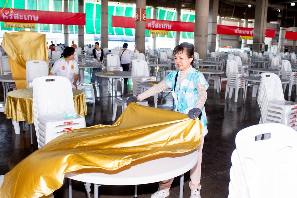 ภาพ No.322315:วันที่ 15 เมษายน พ.ศ.2569 การเตรียมงาน เช็ดโต๊ะ เก้าอี้ ปูผ้าโต๊ะฉัน เพื่องานถวายมหาสังฆทาน 40,000 กว่าวัดทั่วประเทศ วันคุ้มครองโลก 22 เมษายน พ.ศ.2569 วัดพระธรรมกาย