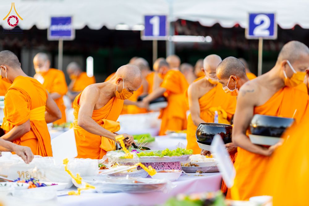 ภาพ No.288366:วันที่ 5 มกราคม พ.ศ. 2569 พิธีถวายภัตตาหารเป็นสังฆทาน แด่พระธรรมยาตรา ในโครงการธรรมยาตรา กตัญญูบูชา มหาปูชนียาจารย์ พระมงคลเทพมุนี(สด จนฺทสโร) พระผู้ปราบมาร อนุสรณ์สถาน 7 แห่ง ปีที่ 14 ณ อนุสรณ์สถานมหาวิหารพระมงคลเทพมุนี (โลตัสแลนด์) อ.สองพี่น้อง จ.สุพรร