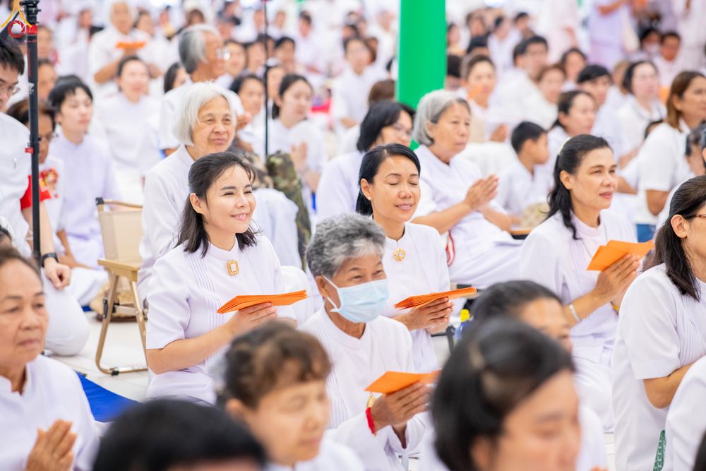 ภาพ No.330896:วันวิสาขบูชา อาทิตย์ที่ 31 พฤษภาคม พ.ศ.2569 พิธีบรรพชาสามเณรอุบาสก 11 ท่าน , พิธีถวายบาตรผ้าไตร และจตุปัจจัยไทยธรรม แด่สามเณร , พิธีอุปสมบทอุทิศชีวิต , พิธีกล่าวคำกัปปิยภัณฑ์  ณ อุโบสถพระไตรปิฎก วัดพระธรรมกาย จังหวัดปทุมธานี