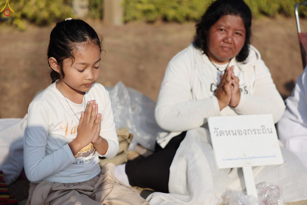 ภาพ No.292769:วันที่ 11 มกราคม พ.ศ. 2569 พิธีต้อนรับพระธรรมยาตรา ณ อนุสรณ์สถานลำดับที่ 3 สถานที่เกิดในเพศสมณะ วัดสองพี่น้อง อำเภอสองพี่น้อง จังหวัดสุพรรณบุรี ในโครงการธรรมยาตรา กตัญญูบูชา มหาปูชนียาจารย์ พระมงคลเทพมุนี(สด จนฺทสโร) พระผู้ปราบมาร อนุสรณ์สถาน 7 แห่ง ปีที