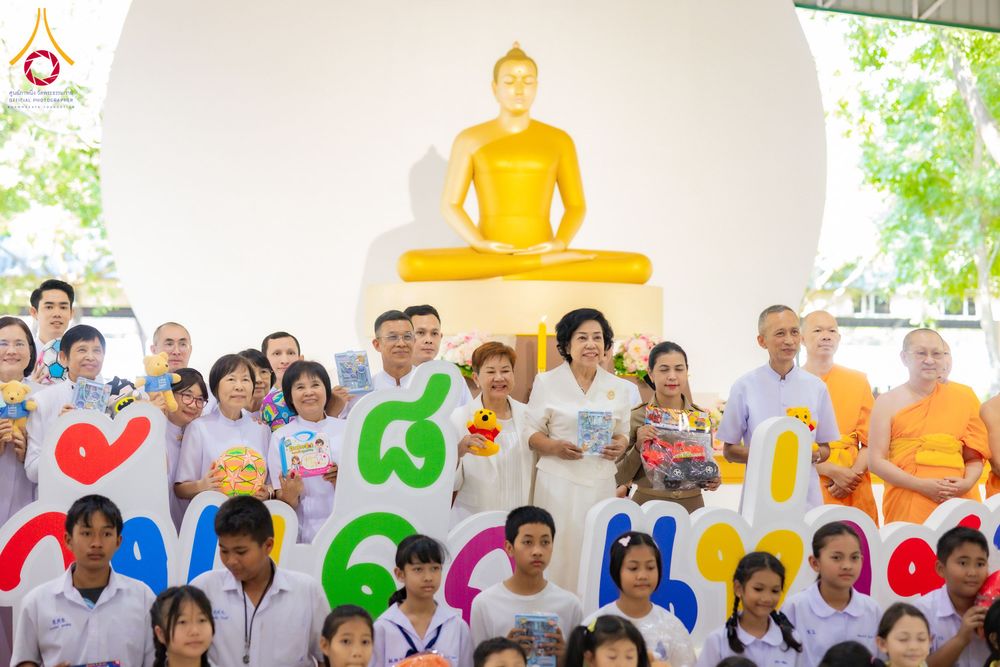 ภาพ No.291051:วันจันทร์ที่ 5 มกราคม พ.ศ. 2569  วัดพระธรรมกาย มูลนิธิธรรมกาย  จัดพิธีมอบของขวัญสนับสนุนการจัดกิจกรรมงานวันเด็กแห่งชาติ ประจำปี พ.ศ. 2569 ให้แก่องค์กรภาคีเครือข่ายกว่า 200 องค์กร ณ วัดพระธรรมกาย อ.คลองหลวง จ.ปทุมธานี