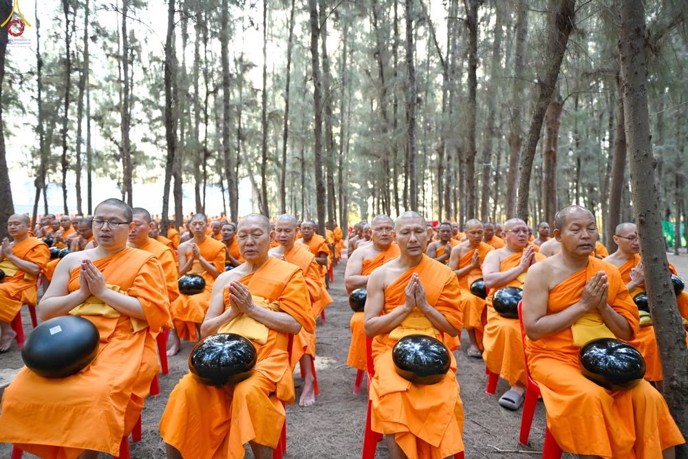 ภาพ No.289293:วันที่ 7 มกราคม พ.ศ. 2569 พิธีตักบาตรพระธรรมยาตรา ณ อนุสรณ์สถานลำดับที่ 1 สถานที่เกิดด้วยรูปกายเนื้อ อนุสรณ์สถานมหาวิหารพระมงคลเทพมุนี (โลตัสแลนด์) อ.สองพี่น้อง จ.สุพรรณบุรี ในโครงการธรรมยาตรา กตัญญูบูชา มหาปูชนียาจารย์ พระมงคลเทพมุนี(สด จนฺทสโร) พระผู้ป