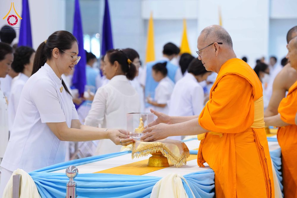 ภาพ No.338094:วันอาทิตย์ต้นเดือน 5 กรกฎาคม พ.ศ.2569 สัมมนาพิเศษ พิธีมอบพระของขวัญ ณ ห้องแก้วสารพัด1 วัดพระธรรมกาย