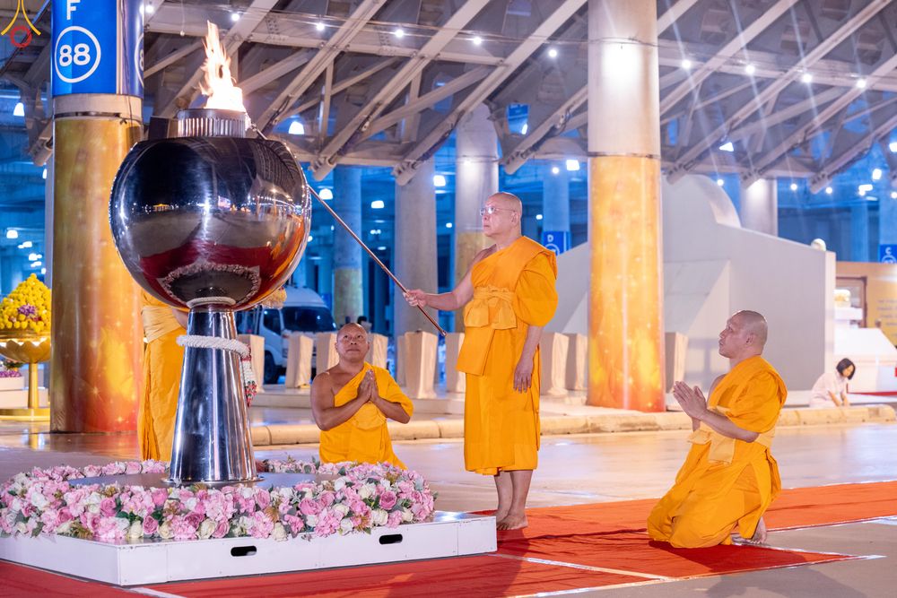 ภาพ No.280285:วันที่ 31 ธันวาคม พ.ศ.2568 -วันที่ 1 มกราคม พ.ศ.2569 พิธีฉลองชัยสวดมนต์บทธัมมจักกับปปวัตนสูตร ครบ 8,000,000,000 จบ , พิธีสวดมนต์ข้ามปี ณ วัดพระธรรมกาย