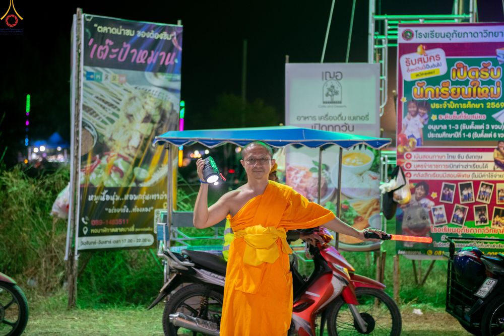 ภาพ No.301582:ภาพเบื้องหลังอาสาสมัครรวมใจ ชุดที่ 4 ในโครงการธรรมยาตรา กตัญญูบูชา มหาปูชนียาจารย์ พระมงคลเทพมุนี(สด จนฺทสโร) พระผู้ปราบมาร อนุสรณ์สถาน 7 แห่ง ปีที่ 14