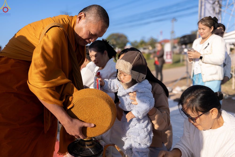 ภาพ No.281431:วันเสาร์ที่ 27 ธันวาคม พ.ศ.2568 พิธีตักบาตรพระ ๑,๐๐๐ รูป   เพื่อความเป็นสิริมงคลแก่ชีวิตและแผ่นดินไทย  มหากุศลครั้งยิ่งใหญ่แห่งปี ส่งท้ายปีเก่า ต้อนรับปีใหม่  ณ ถนนหน้าที่ว่าการอำเภอภูเรือ จังหวัดเลย