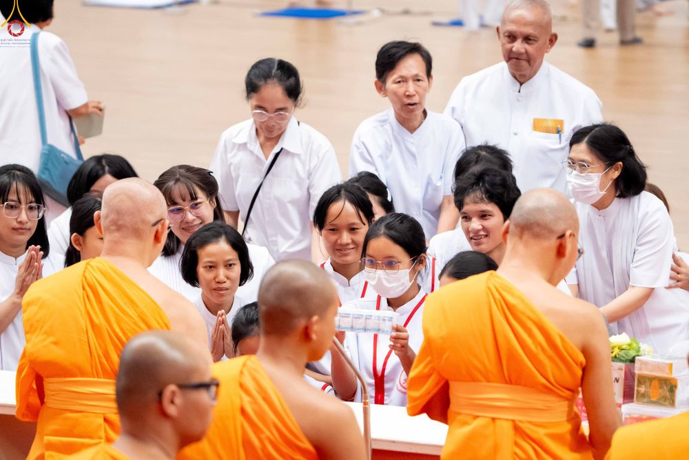 ภาพ No.343699:วันที่ 16 สิงหาคม พ.ศ.2569 พิธีถวายคิลานเภสัช และอุปกรณ์ทางการแพทย์ ณ ห้องแก้วสารพัดนึก2 วัดพระธรรมกาย
