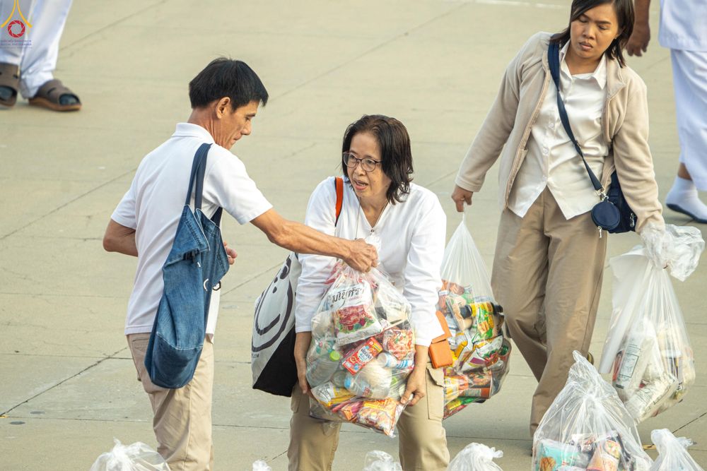 ภาพ No.279953:วันที่ 1 มกราคม พ.ศ.2569 พิธีตักบาตรในวันขึ้นปีใหม่ ณ ลานธรรม วัดพระธรรมกาย