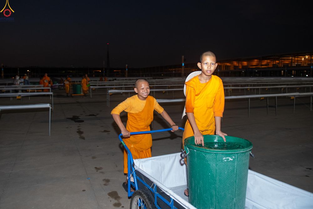 ภาพ No.321233:วันที่ 10-11 เมษายน พ.ศ.2569 การเตรียมกล่องไทยธรรม และการติดผ้ารับประเคน เพื่องานถวายมหาสังฆทาน 40,000 กว่าวัดทั่วประเทศ วันคุ้มครองโลก 22 เมษายน พ.ศ.2569 วัดพระธรรมกาย