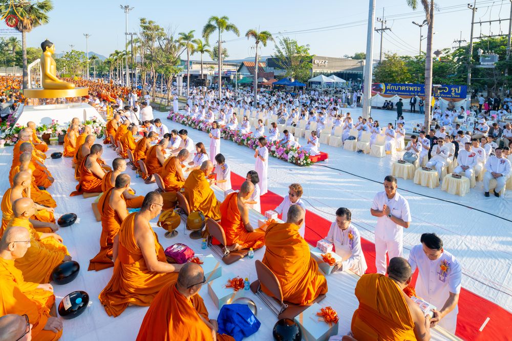 ภาพ No.282645:วันเสาร์ที่ 20 ธันวาคม พ.ศ.2568 พิธีตักบาตรพระ 10,000 รูป (ชุด 2) เนื่องในโอกาส 194 ปี จังหวัดกาญจนบุรี และอุทิศส่วนกุศลให้แด่บรรพชนทั้งหลาย บริเวณถนนสองแคว (Skywalk) เมืองกาญจนบุรี