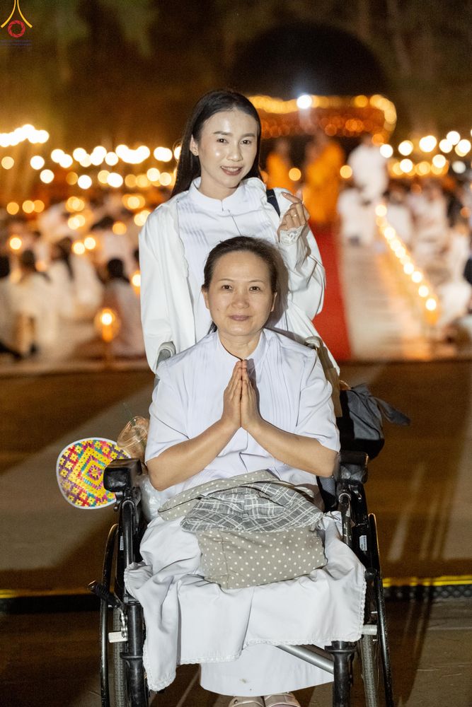 ภาพ No.290245:วันที่ 6 มกราคม พ.ศ. 2569 พิธีจุดประทีปถวายเป็นพุทธบูชา และบูชาธรรมมหาปูชนียาจารย์ (ภาพชุดที่ 2) ณ อนุสรณ์สถานมหาวิหารพระมงคลเทพมุนี (โลตัสแลนด์) อ.สองพี่น้อง จ.สุพรรณบุรี ในโครงการธรรมยาตรา กตัญญูบูชา มหาปูชนียาจารย์ พระมงคลเทพมุนี(สด จนฺทสโร) พระผู้ปรา