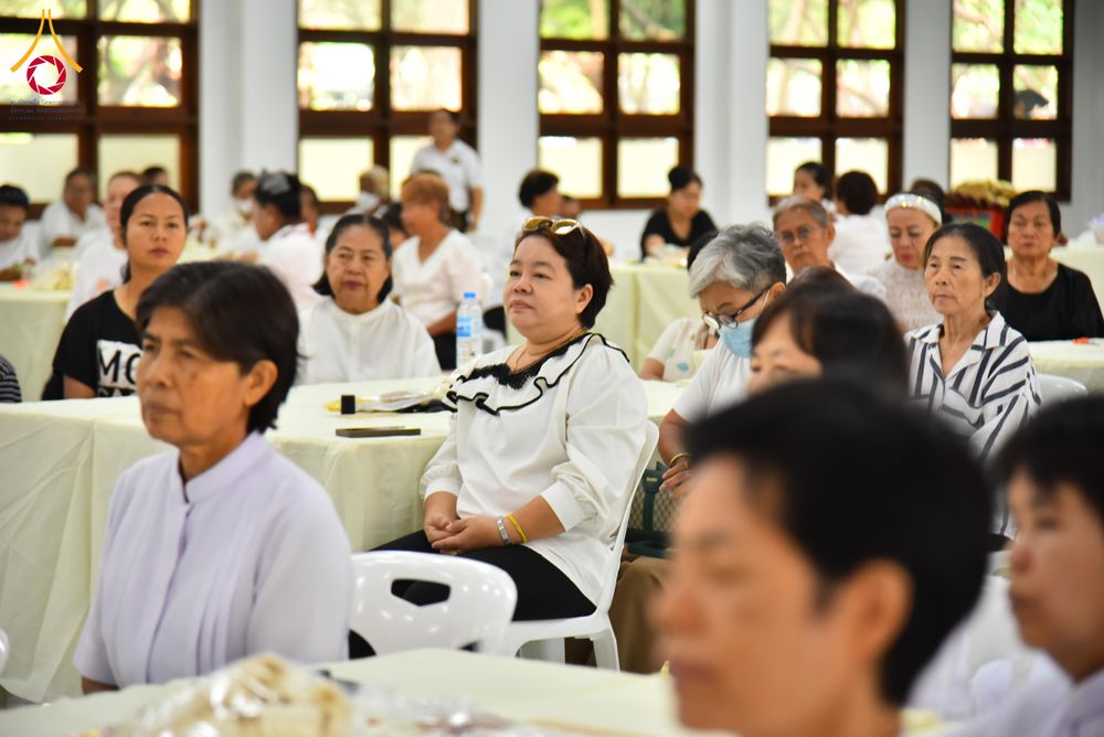 ภาพ No.327426:วันศุกร์ที่ 1 พฤษภาคม พ.ศ. 2569 รวมใจพสกนิกรชาวอำเภอคลองหลวง ประดิษฐ์ดอกไม้จันทน์ เพื่อใช้ในพิธีถวายดอกไม้จันทน์ในงานพระราชพิธีถวายพระเพลิงพระบรมศพ สมเด็จพระนางเจ้าสิริกิติ์ พระบรมราชินีนาถ พระบรมราชชนนีพันปีหลวง ณ วัดพระธรรมกาย