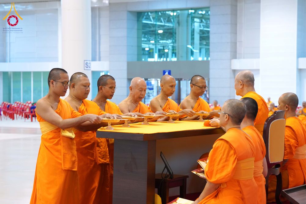 ภาพ No.284854:วันอาทิตย์ที่ 14 ธันวาคม พ.ศ.2568  พิธีปฏิบัติธรรม พิธีถวายภัตตาหารเป็นสังฆทาน พิธีมอบต้นสมบัติจักรพรรดิ ถวายแด่เจ้าอาวาสและประธานสงฆ์ 236 ศูนย์ส่งเสริมศีลธรรมทั่วโลก ณ สภาธรรมกายสากล วัดพระธรรมกาย