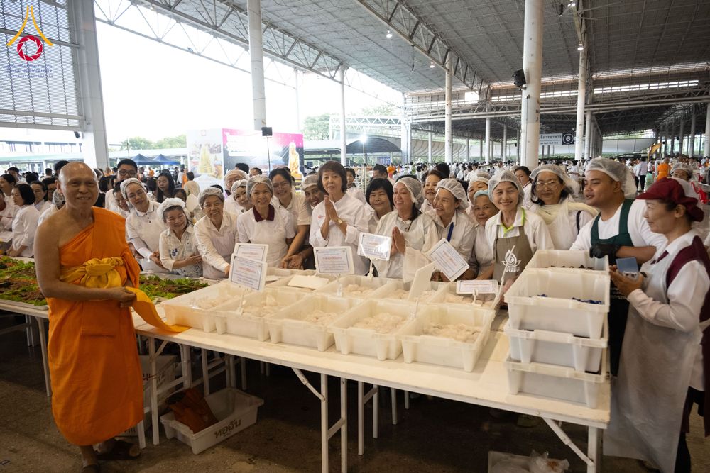 ภาพ No.287318:วันที่ 3 มกราคม พ.ศ.2569 พิธีถวายภัตตาหารเป็นสังฆทาน แด่พระธรรมยาตรา ณ วัดพระธรรมกาย  จังหวัดปทุมธานี ในโครงการธรรมยาตรา กตัญญูบูชา มหาปูชนียาจารย์ พระมงคลเทพมุนี(สด จนฺทสโร) พระผู้ปราบมาร อนุสรณ์สถาน 7 แห่ง ปีที่ 14