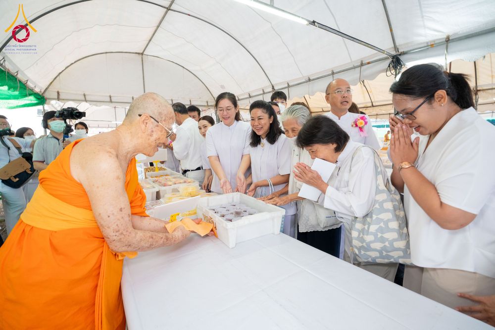 ภาพ No.297965:วันที่ 19 มกราคม พ.ศ. 2569 พิธีถวายภัตตาหารเป็นสังฆทาน แด่พระธรรมยาตรา ณ อนุสรณ์สถานบางปลา วัดบางปลา อำเภอบางเลน จังหวัดนครปฐม ในโครงการธรรมยาตรา กตัญญูบูชา มหาปูชนียาจารย์ พระมงคลเทพมุนี(สด จนฺทสโร) พระผู้ปราบมาร อนุสรณ์สถาน 7 แห่ง ปีที่ 14