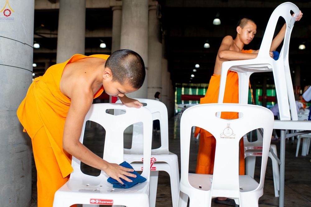 ภาพ No.322287:วันที่ 15 เมษายน พ.ศ.2569 การเตรียมงาน เช็ดโต๊ะ เก้าอี้ ปูผ้าโต๊ะฉัน เพื่องานถวายมหาสังฆทาน 40,000 กว่าวัดทั่วประเทศ วันคุ้มครองโลก 22 เมษายน พ.ศ.2569 วัดพระธรรมกาย