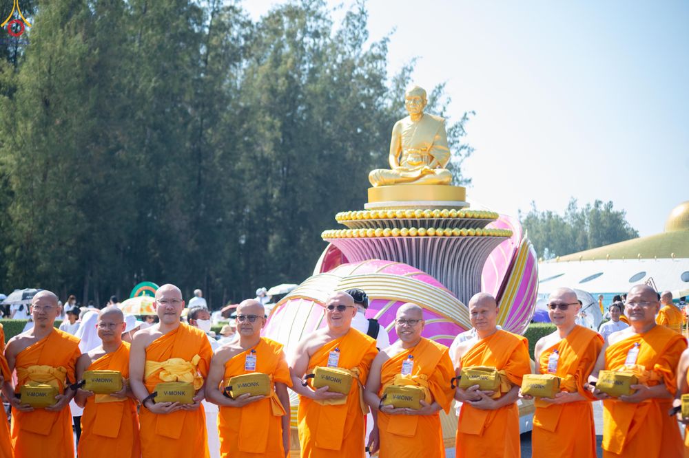 ภาพ No.295952:ภาพเบื้องหลังอาสาสมัครรวมใจ ชุดที่ 1 ในโครงการธรรมยาตรา กตัญญูบูชา มหาปูชนียาจารย์ พระมงคลเทพมุนี(สด จนฺทสโร) พระผู้ปราบมาร อนุสรณ์สถาน 7 แห่ง ปีที่ 14