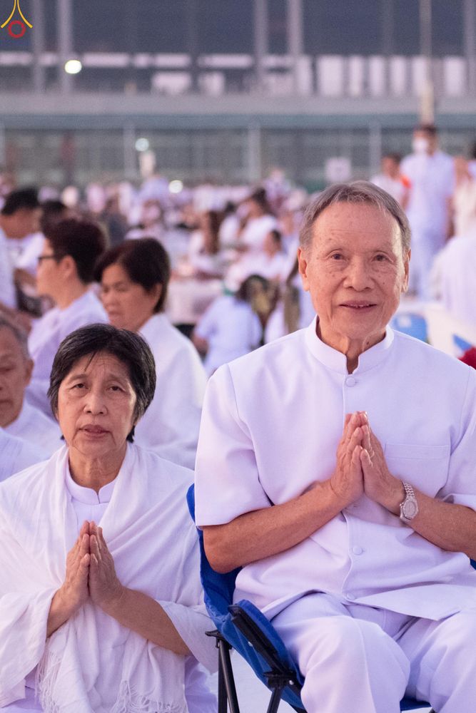 ภาพ No.279705:วันที่ 1 มกราคม พ.ศ.2569 พิธีตักบาตรในวันขึ้นปีใหม่ ณ ลานธรรม วัดพระธรรมกาย