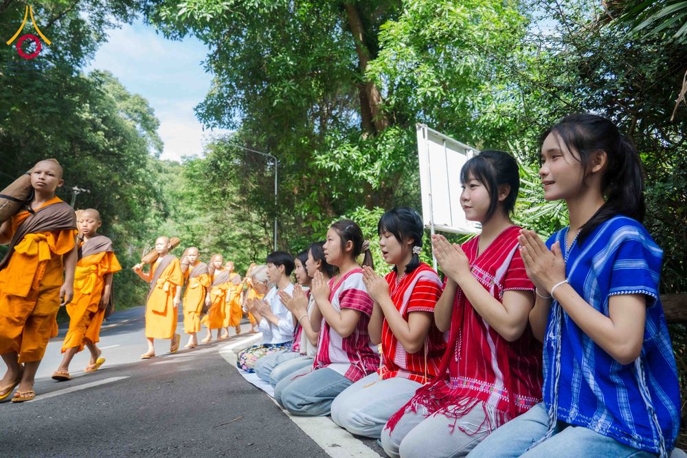 ภาพ No.329150:วันเสาร์ที่ 16 พฤษภาคม พ.ศ.2569 ธรรมยาตรา เดินดูดวงขึ้นดอยฉลองแชมป์บาลี วัดบ้านขุน อำเภอฮอด จังหวัดเชียงใหม่
