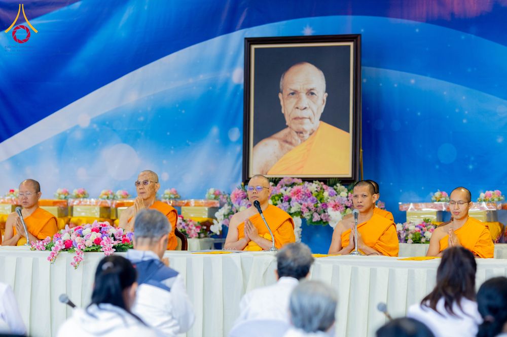 ภาพ No.292603:วันที่ 12 มกราคม พ.ศ. 2569 พิธีถวายภัตตาหารเป็นสังฆทาน แด่พระธรรมยาตรา ณ อนุสรณ์สถานมหาวิหารพระมงคลเทพมุนี (โลตัสแลนด์) อ.สองพี่น้อง จ.สุพรรณบุรี ในโครงการธรรมยาตรา กตัญญูบูชา มหาปูชนียาจารย์ พระมงคลเทพมุนี(สด จนฺทสโร) พระผู้ปราบมาร อนุสรณ์สถาน 7 แห่ง ปี