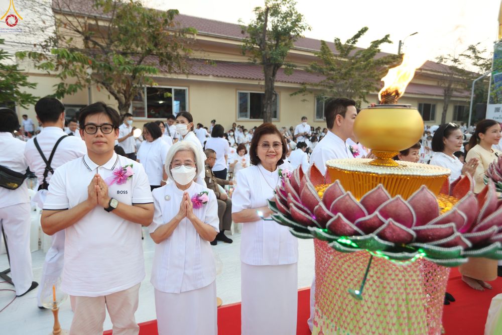 ภาพ No.297038:วันที่ 17 มกราคม พ.ศ. 2569 พิธีจุดประทีปถวายเป็นพุทธบูชา และบูชาธรรมมหาปูชนียาจารย์ (ภาพชุดที่ 2) ณ วัดโบสถ์บน ต.บางคูเวียง จ.นนทบุรี อนุสรณ์สถานลำดับที่ 4 สถานที่เกิดด้วยกายธรรม ในโครงการธรรมยาตรา กตัญญูบูชา มหาปูชนียาจารย์ พระมงคลเทพมุนี(สด จนฺทสโร) พร