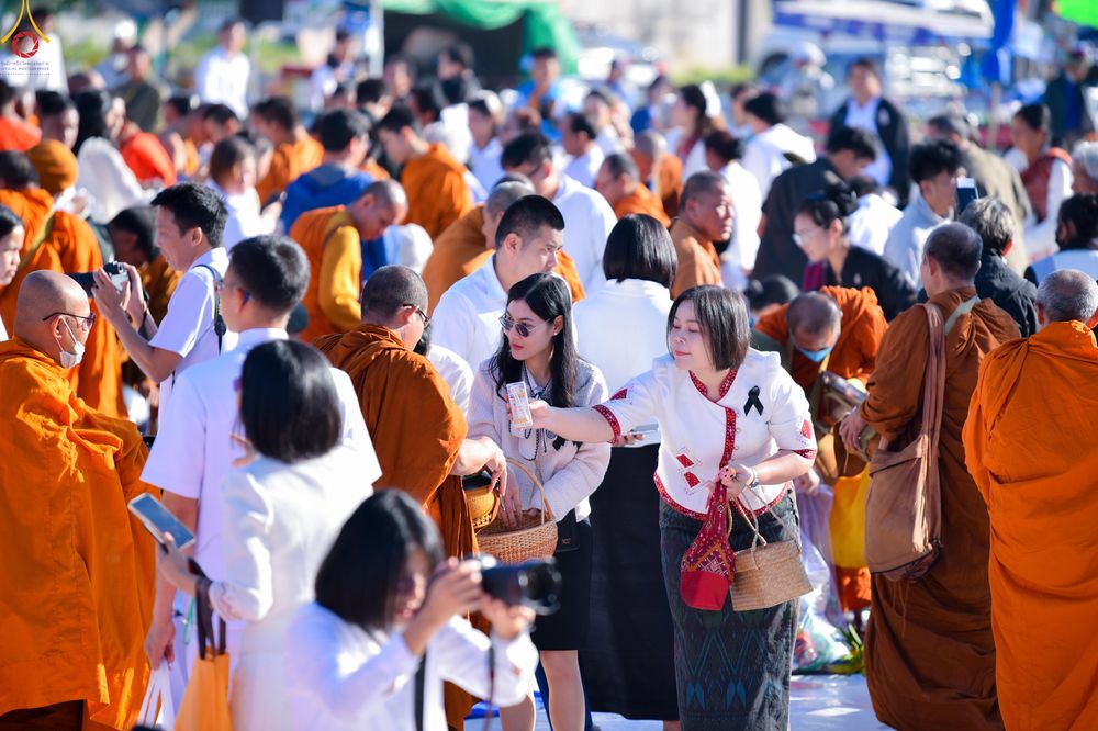 ภาพ No.280253:วันอังคารที่ ๓๐ ธันวาคม พ.ศ. ๒๕๖๘ พิธีตักบาตรพระ ๑,๐๖๙ รูป จังหวัดกาฬสินธุ์   ณ บริเวณสนามหน้าศาลากลาง จังหวัดกาฬสินธุ์ (หลังเก่า)