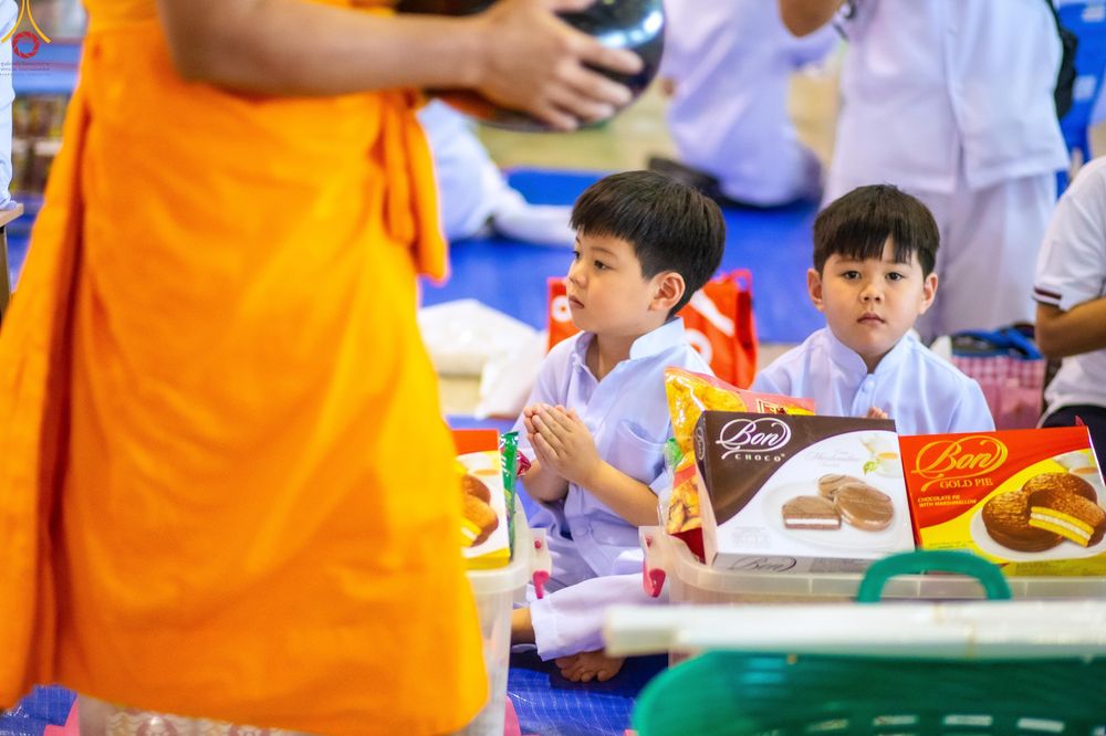 ภาพ No.337643:วันอาทิตย์ต้นเดือน 5 กรกฎาคม พ.ศ.2569 พิธีตักบาตรข้าวสารอาหารแห้ง  ณ บ้านแก้วเรือนทองคุณยายฯ วัดพระธรรมกาย