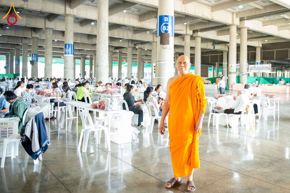 ภาพ No.279483:วันที่ 19-26 ธันวาคม พ.ศ. 2568 และ วันที่ 1 มกราคม พ.ศ.2569 รับบุญปลิดกลีบดอกไม้ เพื่อโปรยต้อนรับพระธรรมยาตรา