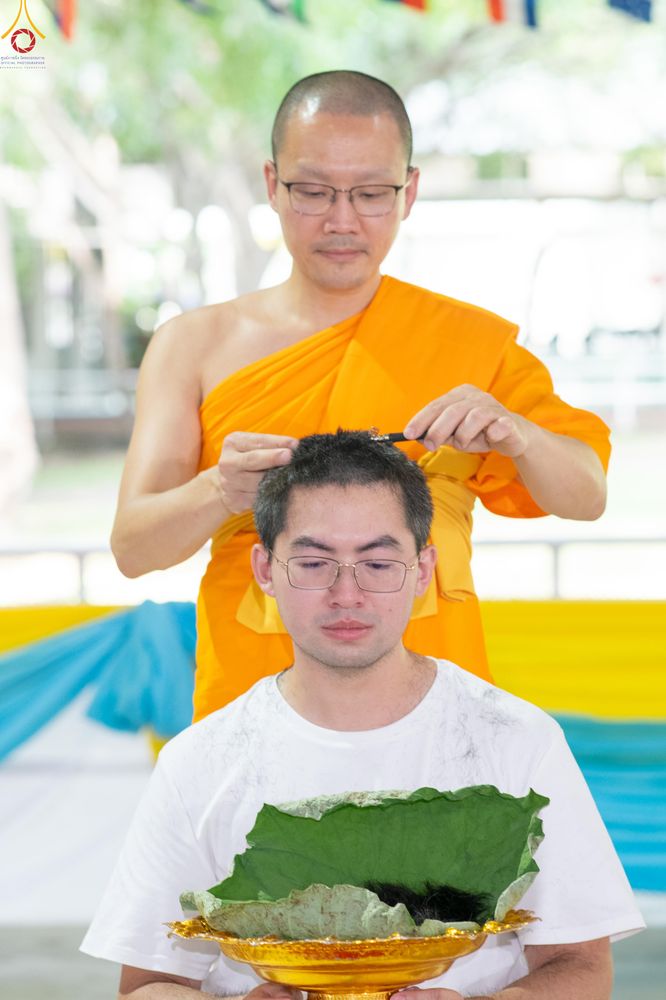 ภาพ No.338324:วันอาทิตย์ที่ 5 กรกฎาคม พศ.2569 พิธีตัดปอยผมธรรมทายาทนานาชาติ IDOP รุ่นที่ 21 จากประเทศจีน มาเลเซีย สิงคโปร์ และไต้หวัน ณ โถงช้าง วัดพระธรรมกาย