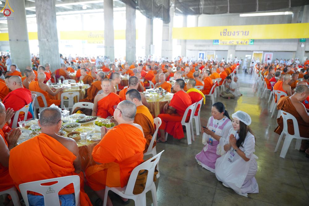 ภาพ No.323758:วันที่ 22 เมษายน พ.ศ.2569(วันคุ้มครองโลก) งานถวายมหาสังฆทาน 40,000 กว่าวัดทั่วประเทศ คณะสงฆ์ฉันภัตตาหารเพล