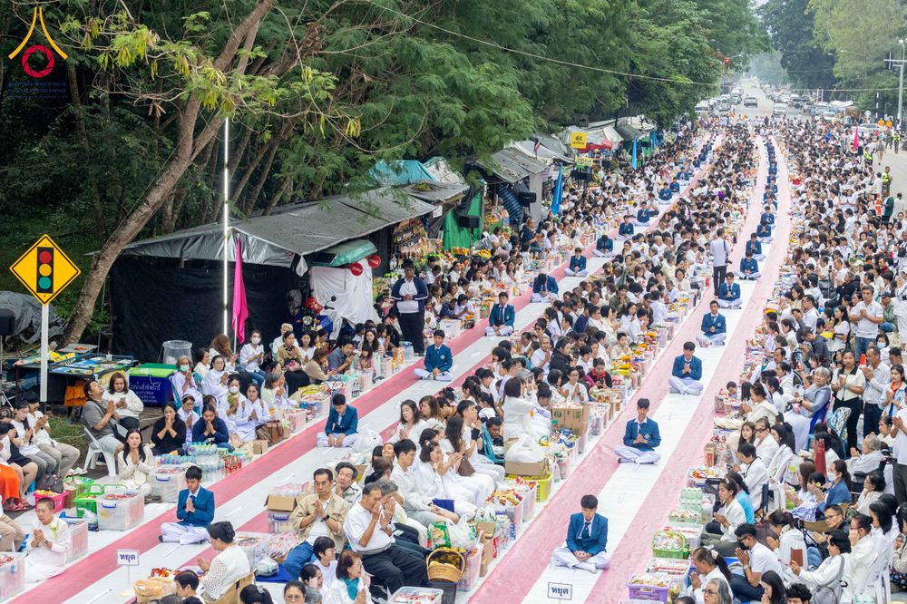 ภาพ No.285941:วันเสาร์ที่ 13 ธันวาคม พ.ศ.2568 พิธีตักบาตรพระภิกษุสามเณร 1,000 รูป ณ บริเวณหน้าอุทยานแห่งชาติเขาใหญ่ อำเภอปากช่อง จ.นครราชสีมา