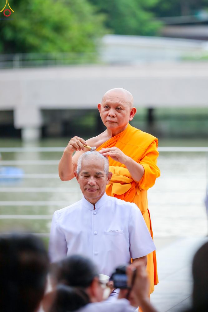 ภาพ No.330557:วันที่ 30 พฤษภาคม พ.ศ.2569 พิธีตัดปอยผมและปลงผม อุบาสกอุปสมบทอุทิศชีวิต 11 ท่าน (ภาพชุดที่ 2) ณ โบสถ์พระไตรปิฎก วัดพระธรรมกาย จังหวัดปทุมธานี