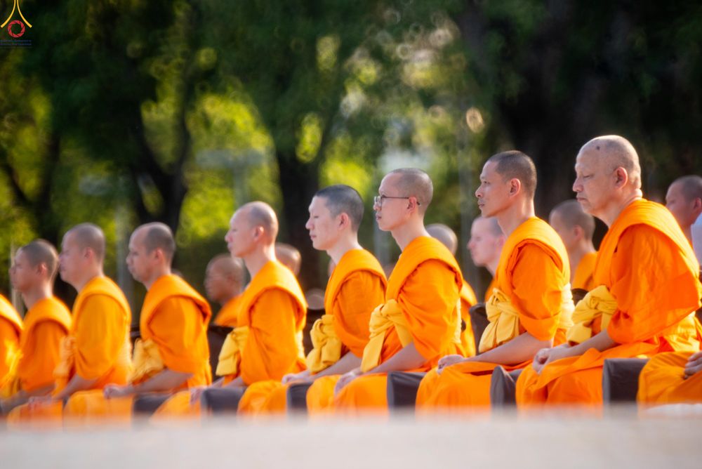 ภาพ No.281594:วันที่ 24 ธันวาคม พ.ศ.2568 พระธรรมยาตรา ปฏิบัติธรรม และถ่ายภาพหมู่ประวัติศาสตร์ ณ ลานหน้ามหาวิหารพระมงคลเทพมุนีฯ วัดพระธรรมกาย