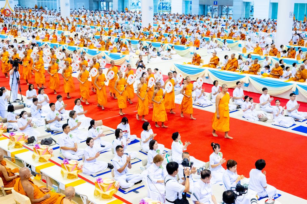 ภาพ No.342229:วันอาทิตย์ที่ 2 สิงหาคม พ.ศ.2569 พิธีมุทิตาสักการะพระภิกษุ  ผู้สอบได้เปรียญธรรม 9 ประโยค ระดับโลก ปีที่ 38, พิธีมอบโล่เกียรติยศ และทุนการศึกษา สำนักเรียนบาลีดีเด่นทั่วประเทศ ณ สภาธรรมกายสากล วัดพระธรรมกาย