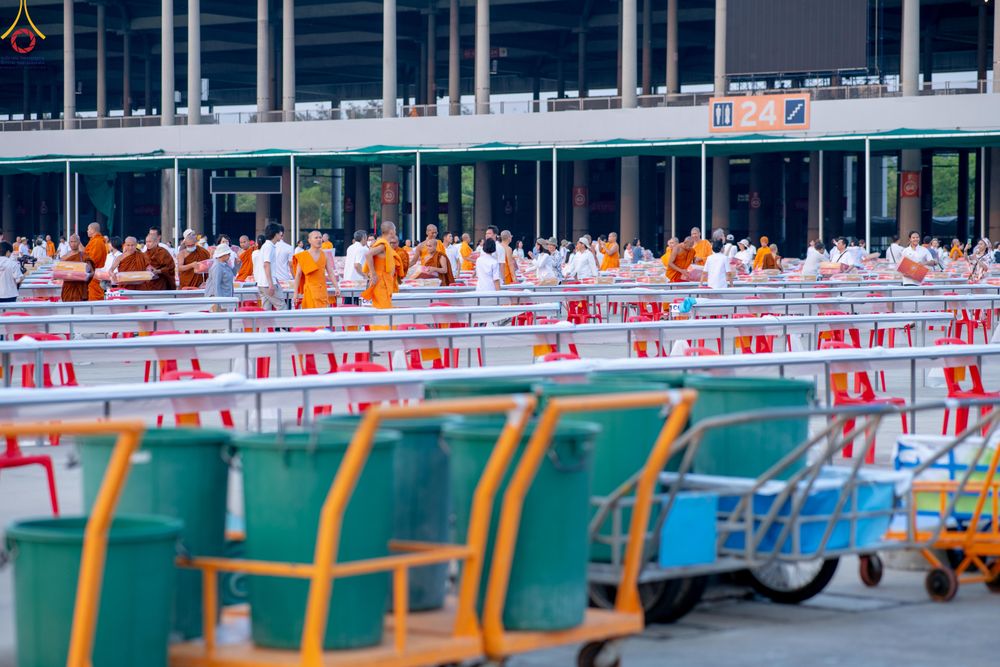 ภาพ No.323142:วันที่ 19 เมษายน พ.ศ.2569 การเรียงกล่องไทยธรรม , เตรียมงานจราจร เพื่องานถวายมหาสังฆทาน 40,000 กว่าวัดทั่วประเทศ วันคุ้มครองโลก 22 เมษายน พ.ศ.2569 วัดพระธรรมกาย