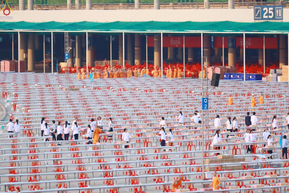 ภาพ No.322615:วันที่ 17 เมษายน พ.ศ.2569 การเรียงกล่องไทยธรรม เรียงน้ำดื่ม เรียงร่ม ณ ลานธรรมพระมหาธรรมกายเจดีย์ เพื่องานถวายมหาสังฆทาน 40,000 กว่าวัดทั่วประเทศ วันคุ้มครองโลก 22 เมษายน พ.ศ.2569 วัดพระธรรมกาย