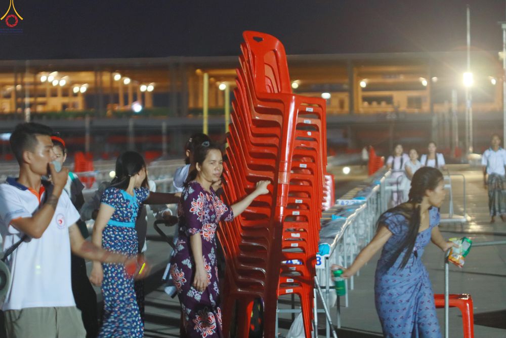 ภาพ No.322056:วันที่ 12 -13 เมษายน พ.ศ.2569 การเตรียมกล่องไทยธรรม + การขนย้ายเก้าอี้ เพื่องานถวายมหาสังฆทาน 40,000 กว่าวัดทั่วประเทศ วันคุ้มครองโลก 22 เมษายน พ.ศ.2569 วัดพระธรรมกาย