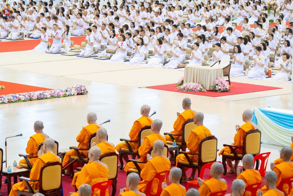 ภาพ No.345513:วันพฤหัสบดีที่ 27 สิงหาคม พ.ศ.2569 พิธีภาคสาย ปฏิบัติธรรมร่วมกัน เนื่องในวันธรรมชัย ณ สภาธรรมกายสากล วัดพระธรรมกาย