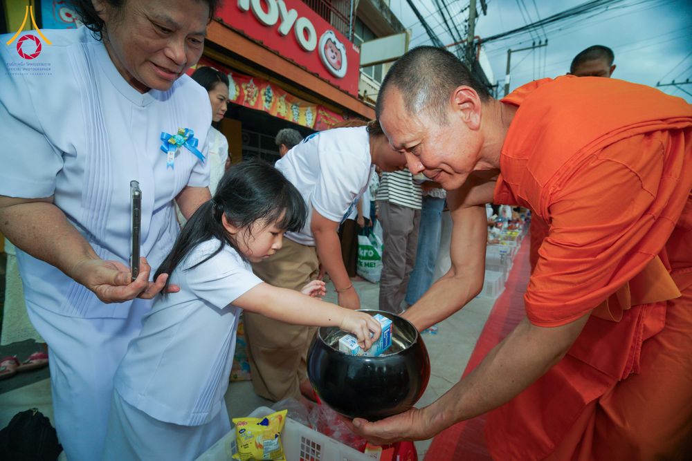 ภาพ No.336904:วันเสาร์ที่ 27 มิถุนายน 2569 พิธีตักบาตรพระ 1,345 รูป  ณ ข่วงสันกำแพง อำเภอสันกำแพง จังหวัดเชียงใหม่