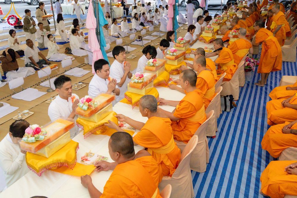 ภาพ No.290788:วันที่ 9 มกราคม พ.ศ. 2569 พิธีถวายภัตตาหารเป็นสังฆทาน แด่พระธรรมยาตรา ณ อนุสรณ์สถานคลองบางนางแท่น อ.สามพราน จ.นครปฐม ในโครงการธรรมยาตรา กตัญญูบูชา มหาปูชนียาจารย์ พระมงคลเทพมุนี(สด จนฺทสโร) พระผู้ปราบมาร อนุสรณ์สถาน 7 แห่ง ปีที่ 14