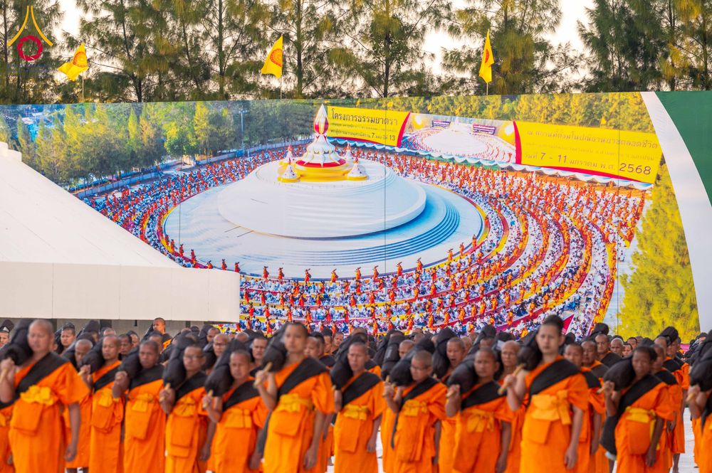 ภาพ No.290663:วันที่ 8 มกราคม พ.ศ. 2569 พระธรรมยาตราปฏิบัติธรรม และถ่ายภาพหมู่ประวัติศาสตร์ ในโครงการธรรมยาตรา กตัญญูบูชามหาปูชนียาจารย์ พระมงคลเทพมุนี(สด จนฺทสโร) พระผู้ปราบมาร อนุสรณ์สถาน 7 แห่ง ปีที่ 14 ณ อนุสรณ์สถานคลองบางนางแท่น อ.สามพราน จ.นครปฐม