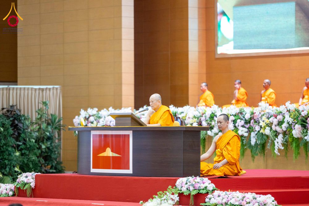 ภาพ No.284905:วันอาทิตย์ที่ 14 ธันวาคม พ.ศ.2568  พิธีปฏิบัติธรรม พิธีถวายภัตตาหารเป็นสังฆทาน พิธีมอบต้นสมบัติจักรพรรดิ ถวายแด่เจ้าอาวาสและประธานสงฆ์ 236 ศูนย์ส่งเสริมศีลธรรมทั่วโลก ณ สภาธรรมกายสากล วัดพระธรรมกาย