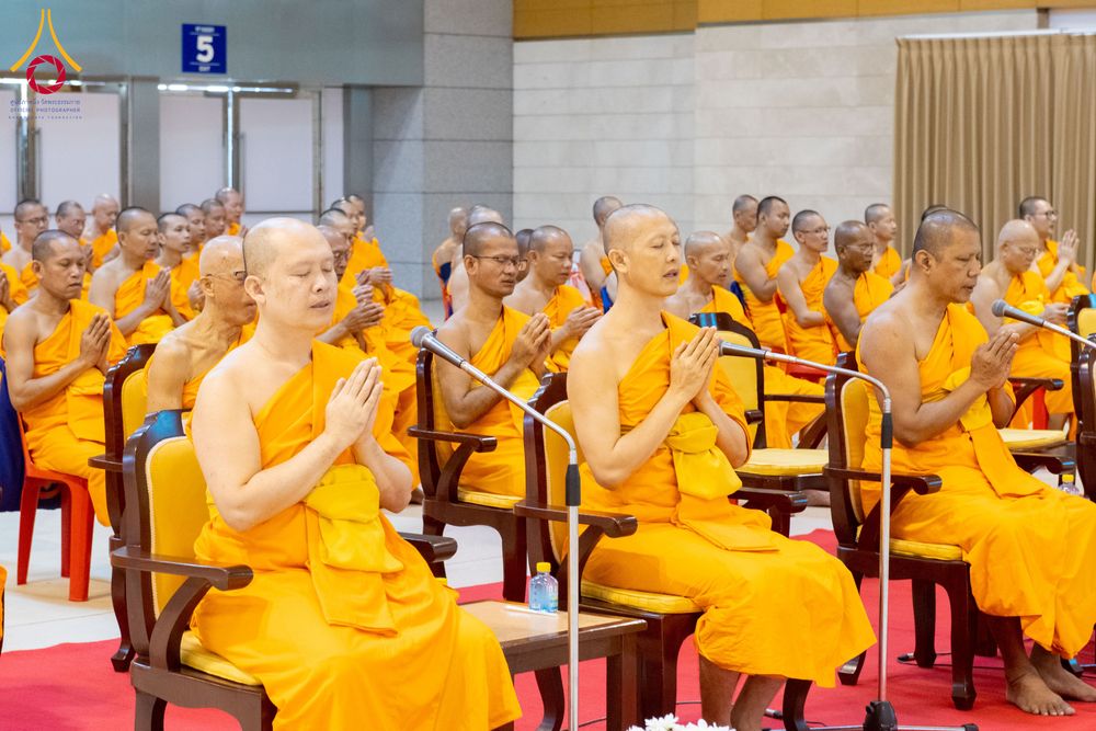 ภาพ No.284916:วันอาทิตย์ที่ 14 ธันวาคม พ.ศ.2568  พิธีปฏิบัติธรรม พิธีถวายภัตตาหารเป็นสังฆทาน พิธีมอบต้นสมบัติจักรพรรดิ ถวายแด่เจ้าอาวาสและประธานสงฆ์ 236 ศูนย์ส่งเสริมศีลธรรมทั่วโลก ณ สภาธรรมกายสากล วัดพระธรรมกาย