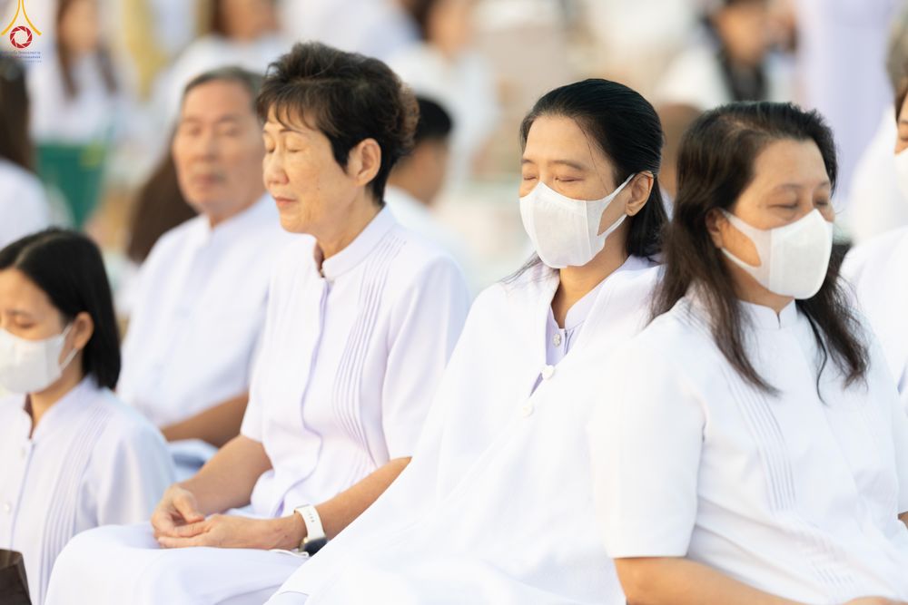 ภาพ No.279772:วันที่ 1 มกราคม พ.ศ.2569 พิธีตักบาตรในวันขึ้นปีใหม่ ณ ลานธรรม วัดพระธรรมกาย