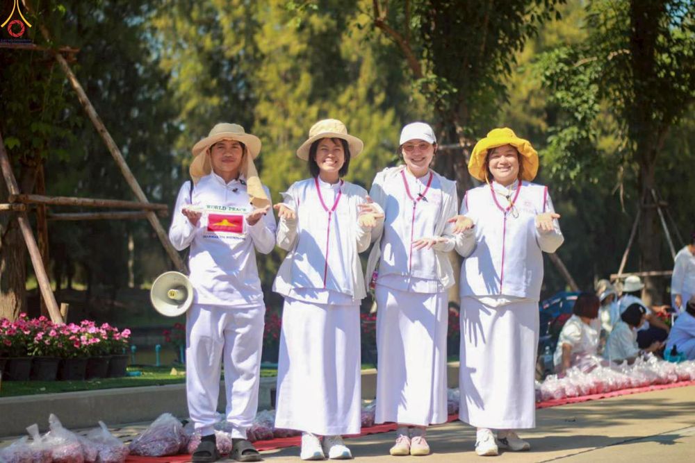 ภาพ No.296019:ภาพเบื้องหลังอาสาสมัครรวมใจ ชุดที่ 1 ในโครงการธรรมยาตรา กตัญญูบูชา มหาปูชนียาจารย์ พระมงคลเทพมุนี(สด จนฺทสโร) พระผู้ปราบมาร อนุสรณ์สถาน 7 แห่ง ปีที่ 14