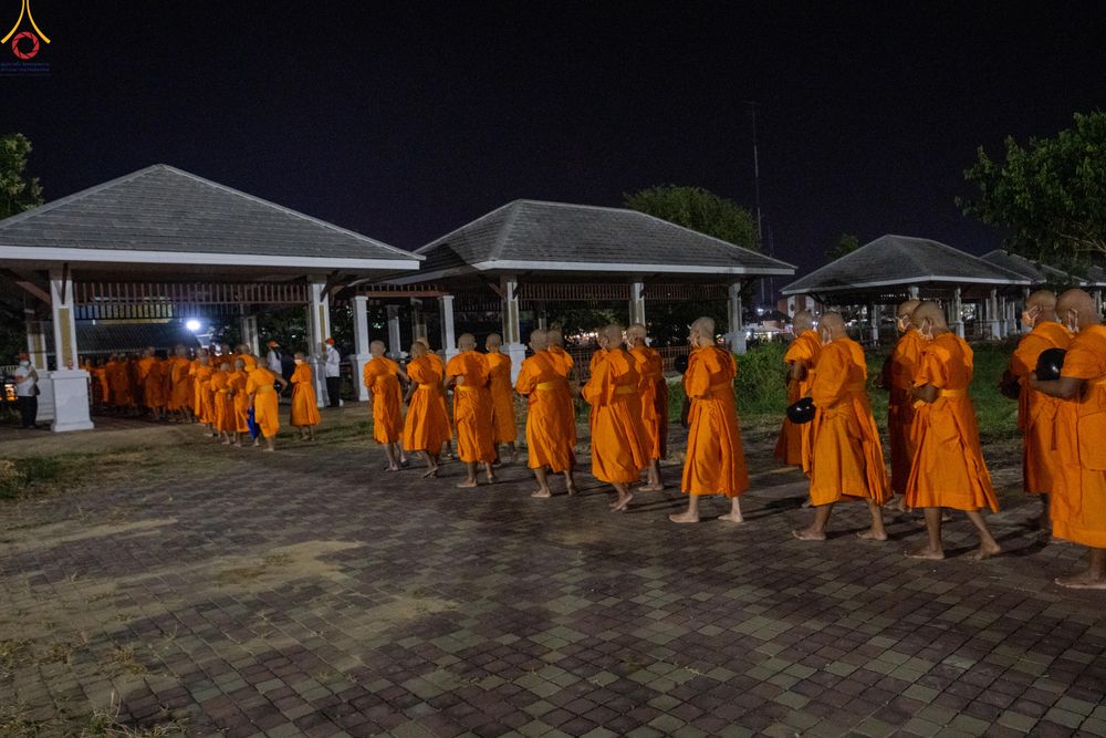 ภาพ No.282537:วันเสาร์ที่ 20 ธันวาคม พ.ศ.2568 พิธีตักบาตรพระ 10,000 รูป (ชุด 2) เนื่องในโอกาส 194 ปี จังหวัดกาญจนบุรี และอุทิศส่วนกุศลให้แด่บรรพชนทั้งหลาย บริเวณถนนสองแคว (Skywalk) เมืองกาญจนบุรี