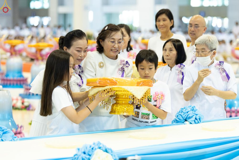 ภาพ No.318559:วันอาทิตย์ต้นเดือนที่ 5 เมษายน พ.ศ.2569 พิธีทอดผ้าป่าสมทบมหาสังฆทาน 40,000 กว่าวัดทั่วประเทศ ณ สภาธรรมกายสากล วัดพระธรรมกาย